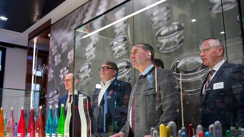 Wirtschaftsminister Hubert Aiwanger startet Millionenprojekt für die Glasindustrie im Frankenwald bei Wiegand Wirtschaftsminister Hubert Aiwanger ( FW / Freie Wähler ) startet Millionenprojekt für die Glasindustrie im Frankenwald bei Wiegand