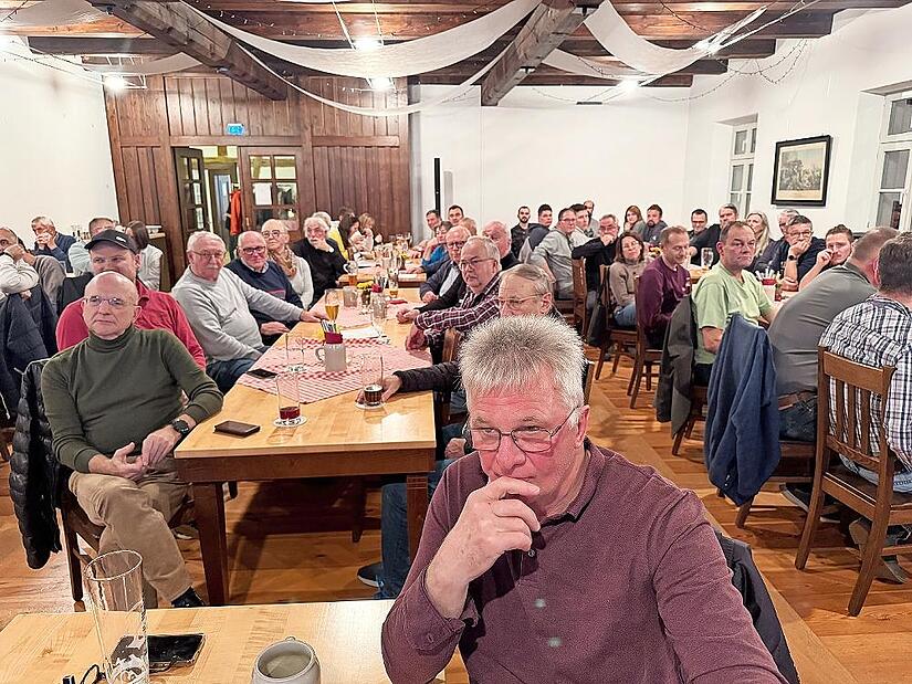 Betretene Gesichter bei den Bürgern, die sehr zahlreich ins Bräuwerck gekommen waren: Die Ortskernsanierung wird auf nächstes Jahr verschoben. Eine Klage ist anhängig.