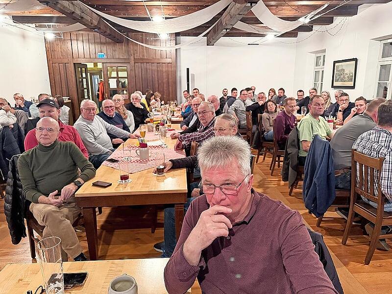 Betretene Gesichter bei den Bürgern, die sehr zahlreich ins Bräuwerck gekommen waren: Die Ortskernsanierung wird auf nächstes Jahr verschoben. Eine Klage ist anhängig.