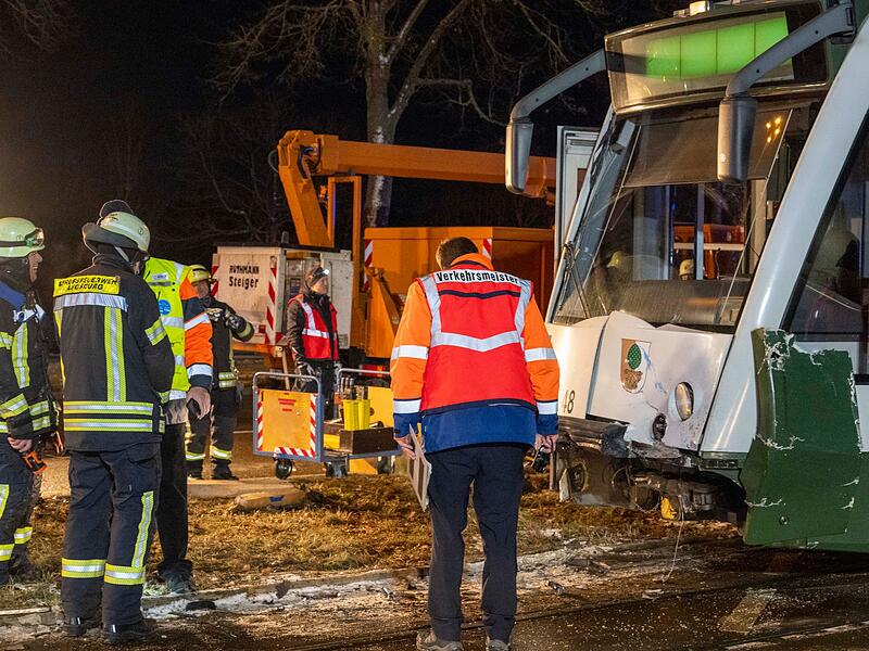 Streifenwagen kollidiert mit Stra&szlig;enbahn