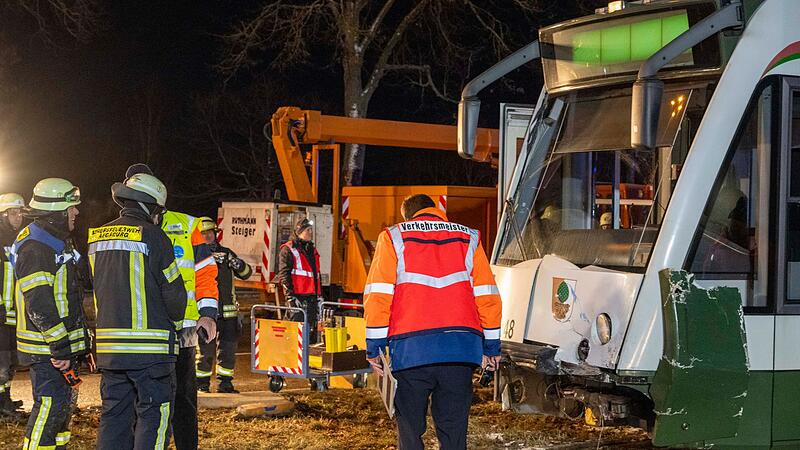 Streifenwagen kollidiert mit Stra&szlig;enbahn