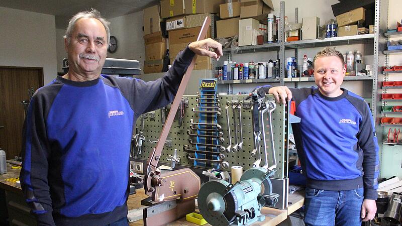 In der Werkstadt von Elektro Neuland in Sch&ouml;nderling: Die beiden Gesch&auml;ftsf&uuml;hrer Erwin Neuland (links) und Simon Wie&szlig;ner.