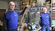 In der Werkstadt von Elektro Neuland in Sch&ouml;nderling: Die beiden Gesch&auml;ftsf&uuml;hrer Erwin Neuland (links) und Simon Wie&szlig;ner.