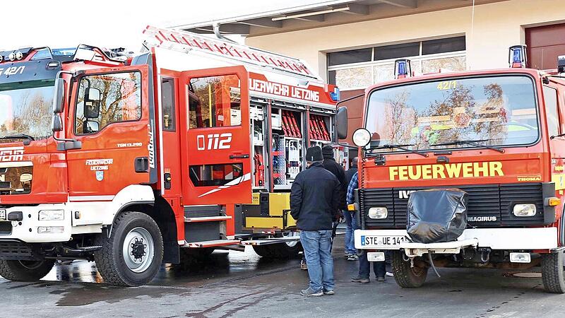 Wenn man nun die beiden Fahrzeuge sieht, erkennt man die Entwicklung der Jahre: links das neue Hilfeleistungslöschgruppenfahrzeug HLF 10 Allrad und rechts das Löschgruppenfahrzeug LF 10/6 aus dem Jahr 1986. Wenn man nun die beiden Fahrzeuge sieht, erkennt man die Entwicklung der Jahre: links das neue Hilfeleistungslöschgruppenfahrzeug HLF 10 Allrad und rechts das Löschgruppenfahrzeug LF 10/6 aus dem Jahr 1986.