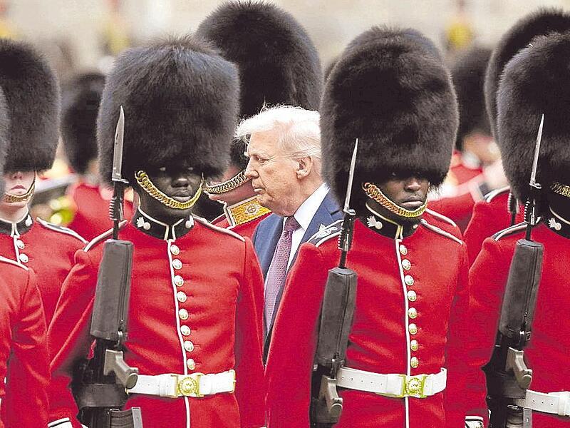 US-Präsident Donald Trump schreitet die Ehrengarde auf Schloss Windsor ab. Es ist sein zweiter Staatsbesuch im Vereinigten Königreich.