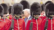 US-Präsident Donald Trump schreitet die Ehrengarde auf Schloss Windsor ab. Es ist sein zweiter Staatsbesuch im Vereinigten Königreich.