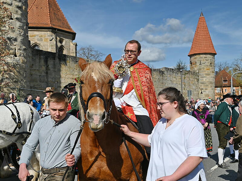 Pfarrvikar Tobias Fehn reitet auf dem  Pferd Kira beim traditionelen Georgiritt in Effeltrich.