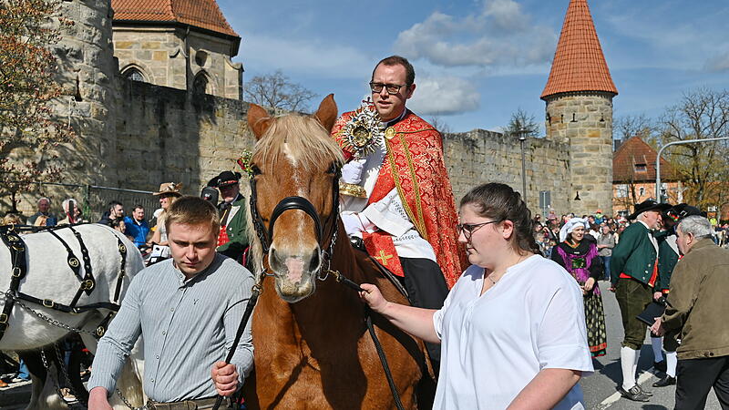 Pfarrvikar Tobias Fehn reitet auf dem  Pferd Kira beim traditionelen Georgiritt in Effeltrich.