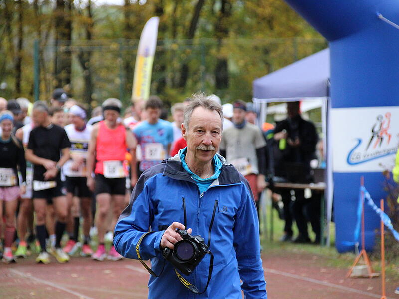 Trotz nasskaltem Herbstwetter lie&szlig;en sich die Sportler den Spa&szlig;  beim 38. Frankenwaldlauf der LG Ludwigschorgast nicht vermiesen.