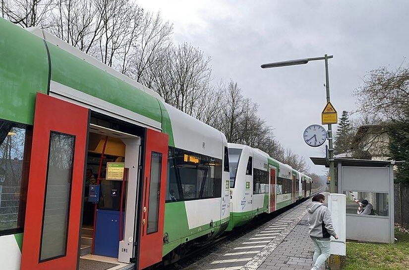Am Dienstag, 5. März, hatte ein Zug der Erfurter Bahn am Bahnhof Poppenhausen einen ungeplanten Aufenthalt von 45 Minuten. Der Grund war ein Polizeieinsatz.