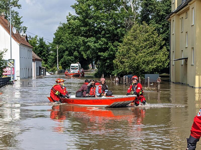 Der Bootstrupp der Wasserwacht Hammelburg bei seinem Einsatz im Raum G&uuml;nzburg.