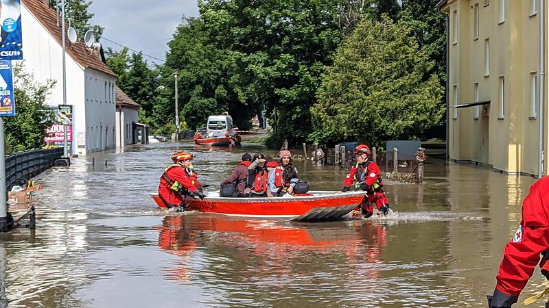 Der Bootstrupp der Wasserwacht Hammelburg bei seinem Einsatz im Raum Günzburg. Der Bootstrupp der Wasserwacht Hammelburg bei seinem Einsatz im Raum Günzburg.