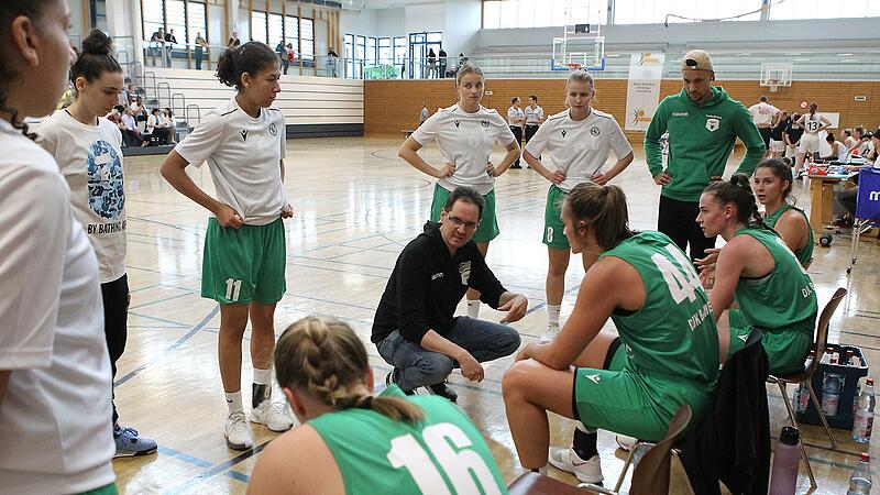 DJK-Trainer Steffen Dauer spricht in einer Auszeit zu seinen Spielerinnen. DJK-Trainer Steffen Dauer spricht in einer Auszeit zu seinen Spielerinnen.