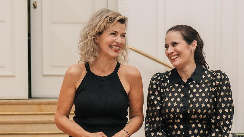 Anne-Sophie Mutter und Dirigentin Lina Gonz&aacute;les-Granados bei einem Empfang im Wei&szlig;en Saal.