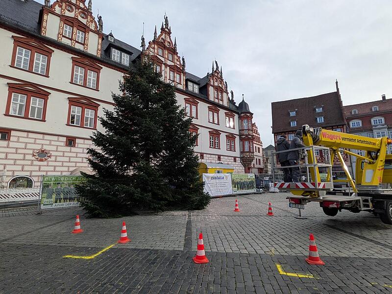 Im Lauf des Montags werden noch Lichter und Co. angebracht.