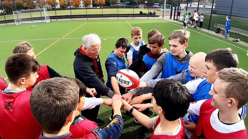 Rugby-Trainer Franz Josef Roth begeistert mit seiner Art die Coburger Schüler der 8. Jahrgangsstufe.