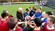 Rugby-Trainer Franz Josef Roth begeistert mit seiner Art die Coburger Schüler der 8. Jahrgangsstufe.