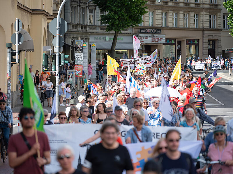 Knapp 1000 Menschen demonstrierten in Bamberg für ein freiheitliches und demokratisches Europa. Knapp 1000 Menschen demonstrierten in Bamberg für ein freiheitliches und demokratisches Europa.