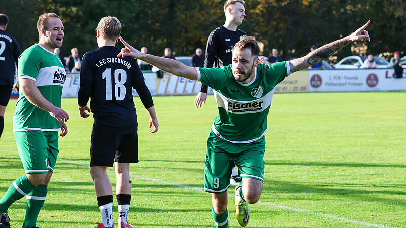 Bereits in der 4. Spielminute kommt Friesens Max Sch&uuml;lein (gr&uuml;nes Trikot) vor Jamie Martin mit den Kopf an den Ball und verl&auml;ngert ihn zum F&uuml;hrungstreffer ins lange Eck.