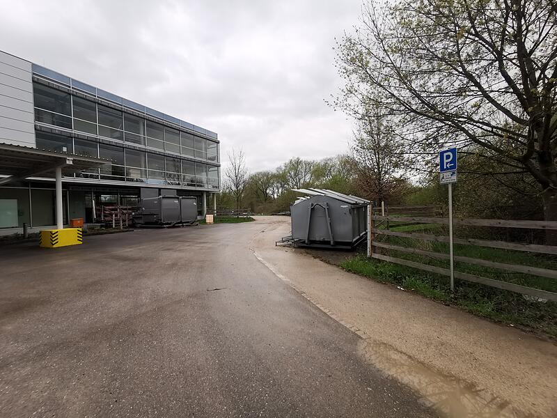 Hier sind die &uuml;bergangsm&auml;&szlig;igen Behindertenparkpl&auml;tze zu finden.