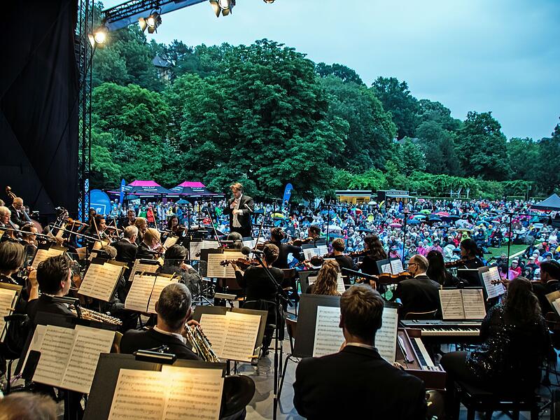 So war es 2023: Beim Klassik-Open-Air im Coburger Rosengarten dirigierte Daniel Carter Werke von John Williams.