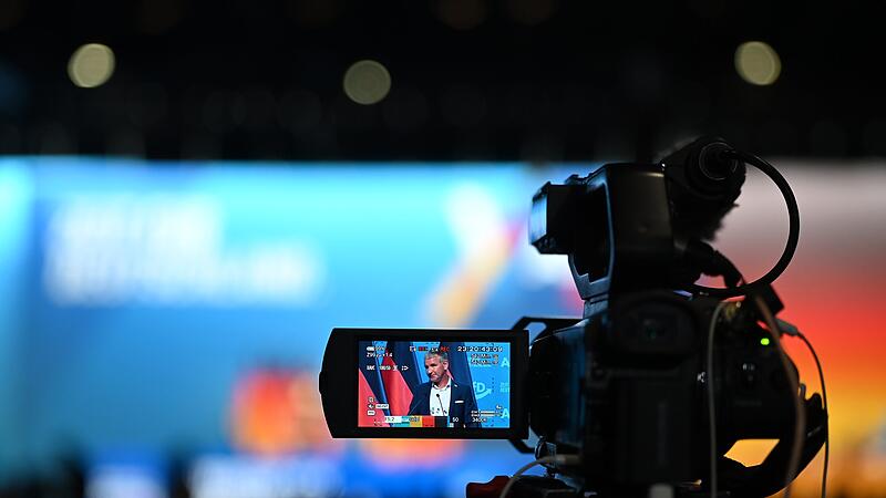 Eine Kamera auf dem AfD-Parteitag in Erfurt: Eine Forchheimer Eventfirma organisierte am vergangenen Wochenende die Eventtechnik am AfD-Parteitag. Daf&uuml;r erntet das Unternehmen jetzt ziemliche Kritik.