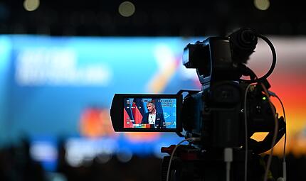 Eine Kamera auf dem AfD-Parteitag in Erfurt: Eine Forchheimer Eventfirma organisierte am vergangenen Wochenende die Eventtechnik am AfD-Parteitag. Daf&uuml;r erntet das Unternehmen jetzt ziemliche Kritik.