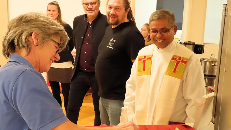 Kurz vor der Segnung: Standortleiterin Karin Martin (vorne links) z&uuml;ndet eine Kerze an. Hinten (von links): Manus-Gesch&auml;ftsf&uuml;hrerin Karin Hammer, B&uuml;rgermeister Bernhard Storath, Manus-Gesch&auml;tsf&uuml;hrer Marc Schie&szlig;l und Pater Jacob Lijoy