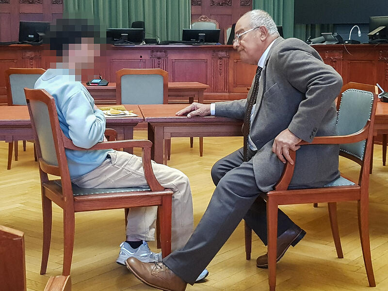 Der festgenommene Zeuge mit seinem  Hofer Dolmetscher Nasrat Nazmy.