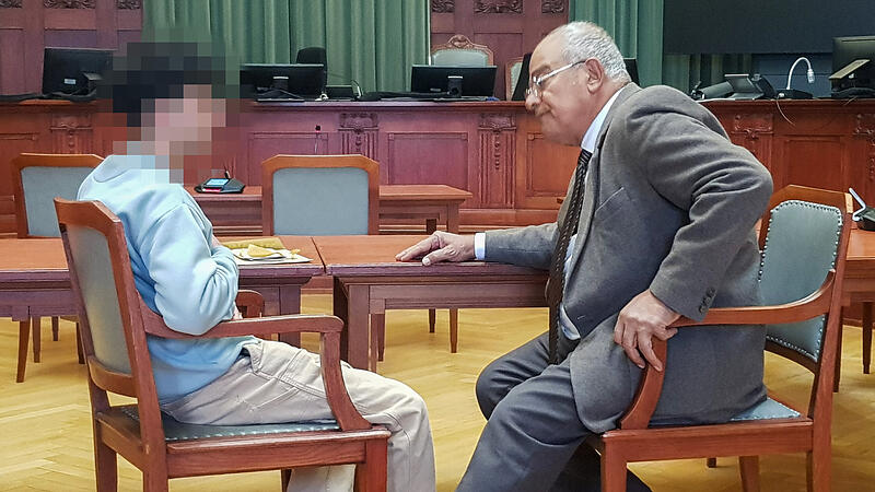 Der festgenommene Zeuge mit seinem  Hofer Dolmetscher Nasrat Nazmy.