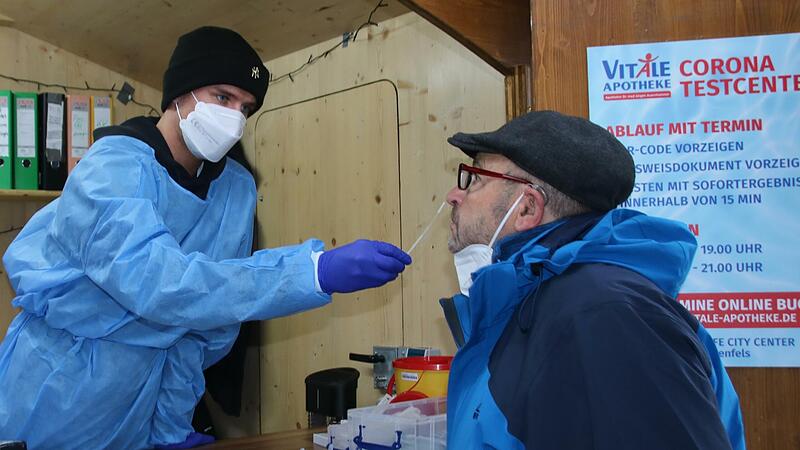 Das Schnelltestzentrum vor der Obermain-Therme ist sonntags bis mittwochs von 8 bis 19 Uhr sowie donnerstags bis samstags von 8 bis 21 Uhr geöffnet – nicht nur für die Besucher des Bades.