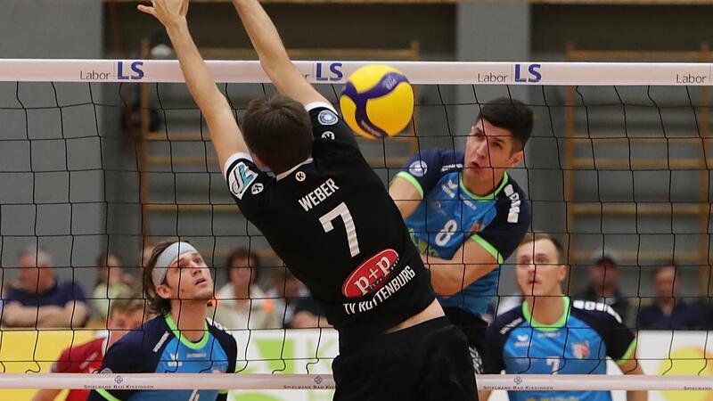 Beim 3:1-Hinspielerfolg in Hammelburg bestaunen Lennart Fuchs (links) und Michael Rowsell (rechts) den Angriffsschlag von Milan Pajkic.