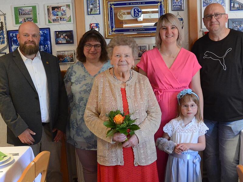 Zum 85. Geburtstag von Gisela Buckreus (Mitte) gratulierten (von links) Zweiter B&uuml;rgermeister Andreas Scherbel, Tochter Ramona Buckreus, Enkelin Nina Engelhardt, Urenkelin Elly Engelhardt und Sohn Ralf Buckreus.