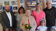 Zum 85. Geburtstag von Gisela Buckreus (Mitte) gratulierten (von links) Zweiter Bürgermeister Andreas Scherbel, Tochter Ramona Buckreus, Enkelin Nina Engelhardt, Urenkelin Elly Engelhardt und Sohn Ralf Buckreus. Zum 85. Geburtstag von Gisela Buckreus (Mitte) gratulierten (von links) Zweiter Bürgermeister Andreas Scherbel, Tochter Ramona Buckreus, Enkelin Nina Engelhardt, Urenkelin Elly Engelhardt und Sohn Ralf Buckreus.