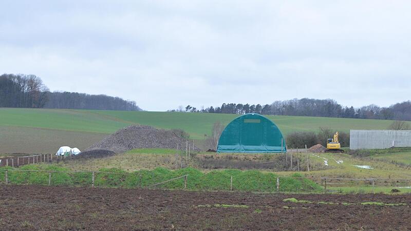 Die Baustelle f&uuml;r das umstrittene Erdfolienbecken ruht und wird bereits langsam gr&uuml;n.