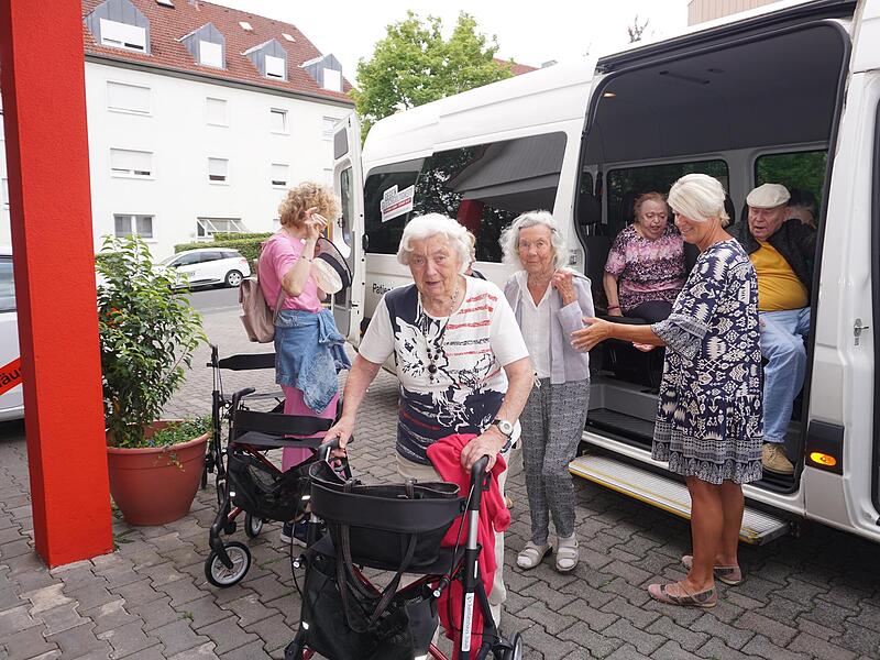 Wer auf eine Rollator angewiesen ist hat schnell Probleme mit Bordsteinkanten oder Treppen.  Im Bild Lyida Fehr, dahinter Anneliese Daschner.