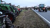 Rund 200 Landwirte und Winzer demonstrierten am Freitagabend in Volkach gegen die Spar-Pläne der Bundesregierung. An diesem Montag verschärfen sich die Proteste.