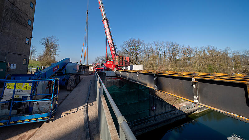 Die alte Br&uuml;cke (links) der Schleuse Kriegenbrunn ist zu marode f&uuml;r die Schwerlasttransporter.