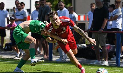 Die DJK Dampfach und Dominik Reiser (rechts) haben auch das zweite Spiel der neuen Bezirksliga-Saison mit 2:3 gegen den FC Untererthal verloren. Ryan Evans Die DJK Dampfach und Dominik Reiser (rechts) haben auch das zweite Spiel der neuen Bezirksliga-Saison mit 2:3 gegen den FC Untererthal verloren. Ryan Evans