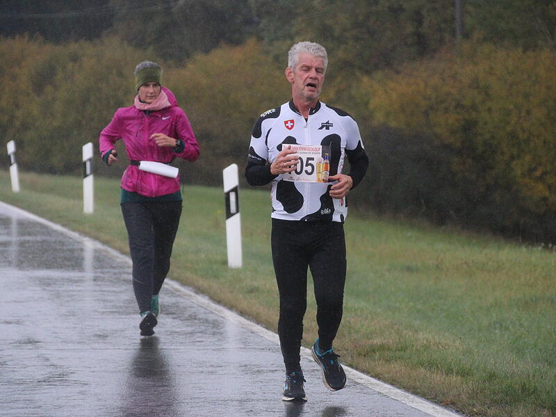 Trotz nasskaltem Herbstwetter lie&szlig;en sich die Sportler den Spa&szlig;  beim 38. Frankenwaldlauf der LG Ludwigschorgast nicht vermiesen.