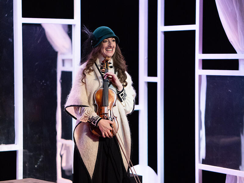 Am Landestheater Coburg feierte Georg Kreislers Musical&nbsp;&bdquo;Heute Abend: Lola Blau&ldquo; Premiere. In dem Ein-Personen-St&uuml;ck ist Jenifer Lary) zu sehen.