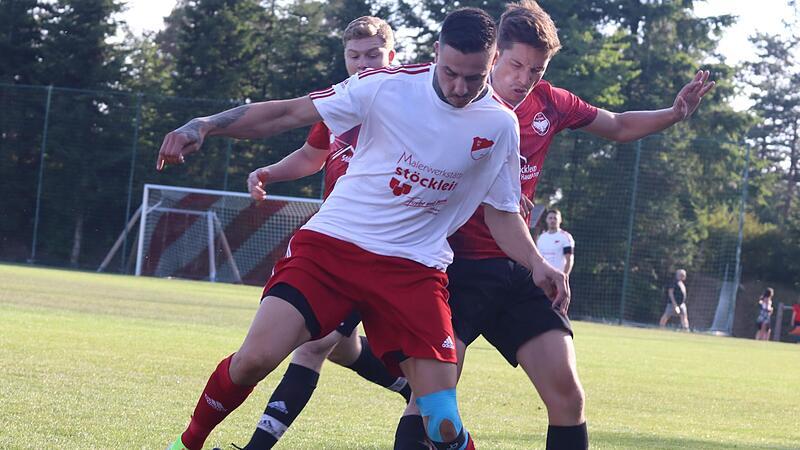 Murat Cümen (in weiß) hatte mit zwei Toren und einer Vorlage großen Anteil am 4:0-Sieg des SV Weichendorf bei der DJK Teuchatz.
