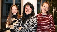 Sie sind die Schlüsselfelder Engel der Landkreis-Aktion für Senioren: Ulrike Dasch (Mitte) mit Luisa (l.), die noch überredet werden soll, und Linda.