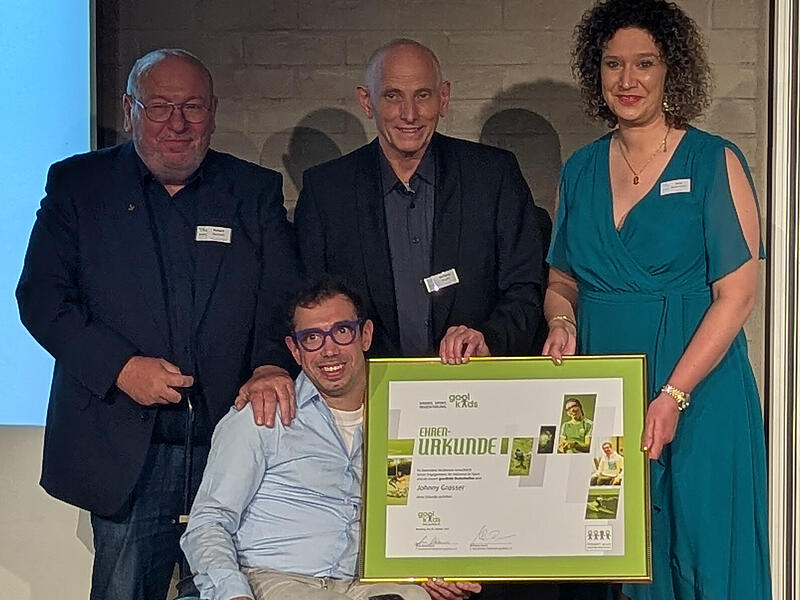 Johnny Grasser als neuer goolkids-Botschafter aufgenommen, sehr zur Freude von Robert Bartsch, Wolfgang Heyder und Anna Niedermaier.