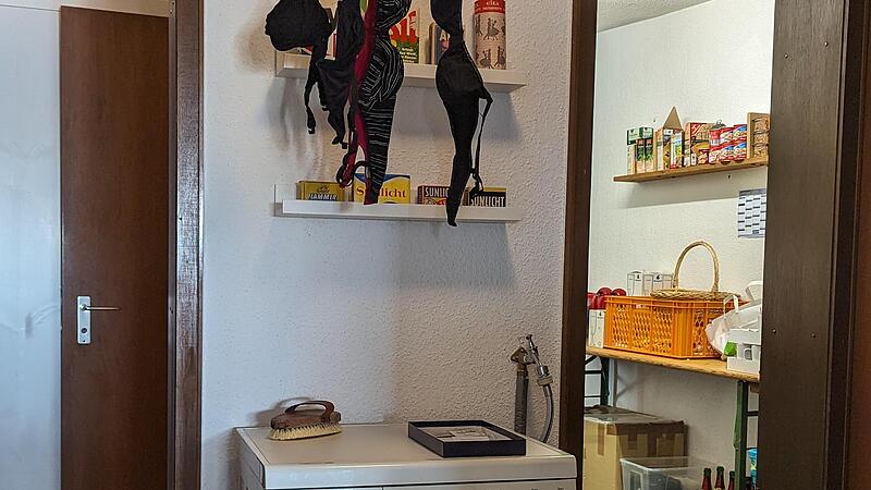 Stilleben mit Maschine zwischen Küche und WC