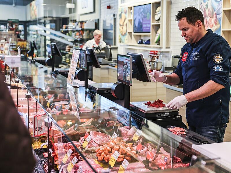 Fleischtheke im Supermarkt