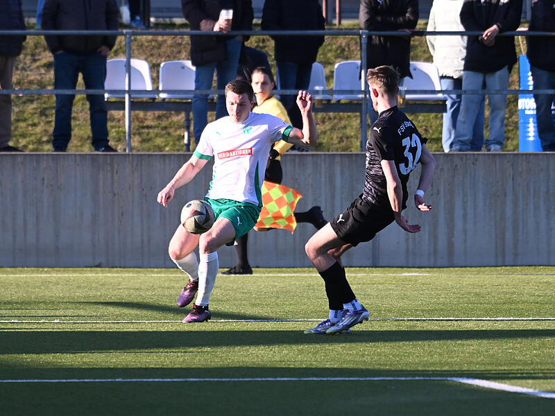 Sport Fußball Saison 2025 / 2026 Bayernliga Nord 25. Spiel am Donnerstag 02.04.2026 Spielort Neudrossenfeld Sportpark Am Weinberg Kunstrasenplatz Beginn 18.00 h TSV Neudrossenfeld gegen FSV Stadeln Halbzeitergebnis 1:0 Endstand 2:1 Lucas Hümmer L Sport Fußball Saison 2025 / 2026 Bayernliga Nord 25. Spiel am Donnerstag 02.04.2026 Spielort Neudrossenfeld Sportpark Am Weinberg Kunstrasenplatz Beginn 18.00 h TSV Neudrossenfeld gegen FSV Stadeln Halbzeitergebnis 1:0 Endstand 2:1 Lucas Hümmer L