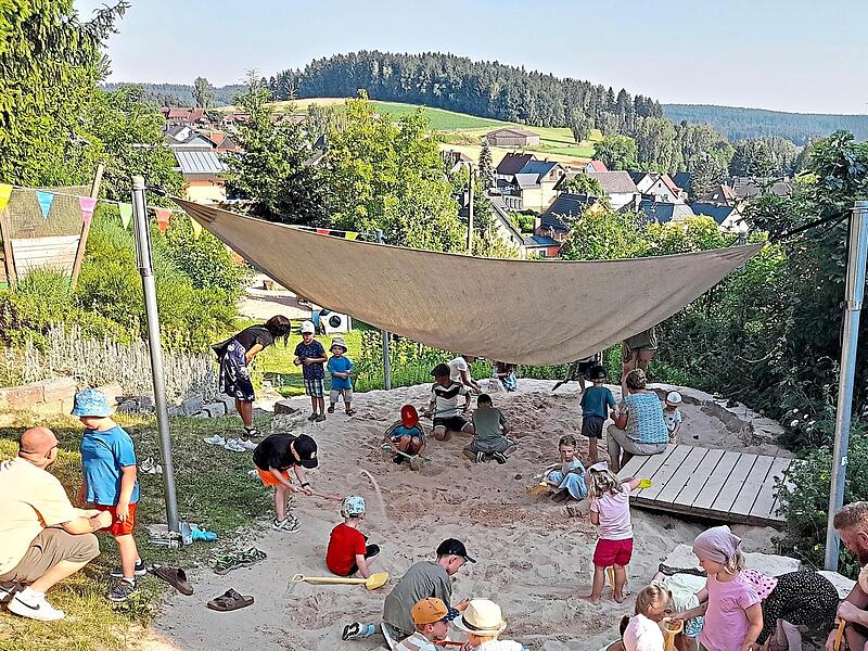 Sandspielen und Wasserpanschen stand bis zum Fackellauf auf dem Programm.Oswald Purucker Sandspielen und Wasserpanschen stand bis zum Fackellauf auf dem Programm.Oswald Purucker