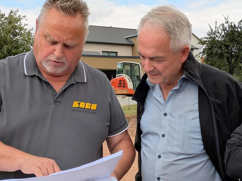 Premichs Ortssprecher Eugen Edelmann (rechts) bespricht mit Michael Burghardt den Plan f&uuml;r die Anschl&uuml;sse.