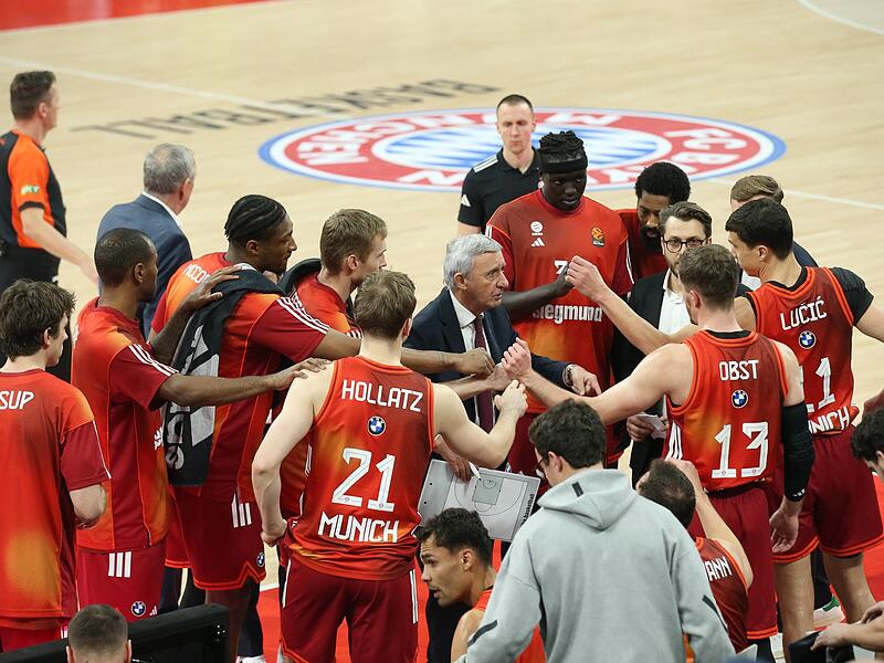 Trainer Svetislav Pesic (Mitte)